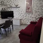 Sommacon House アパート *